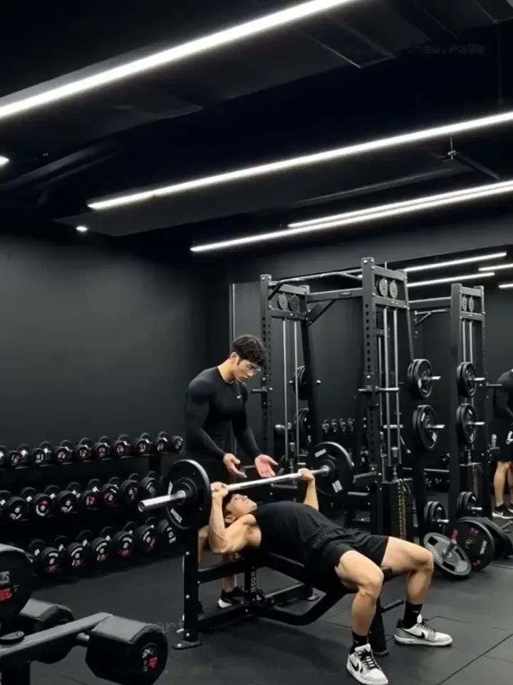 健身房肌肉男直播控射 · 第1集